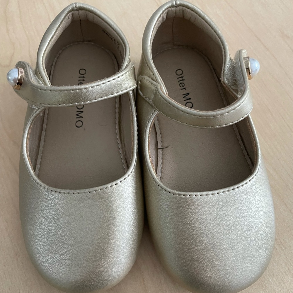 Toddler Girl Shoes size 7 gold